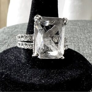 Fashion Jewelry Ladys Statement Ring, Made From Precious Alloy Dipped in Silver.